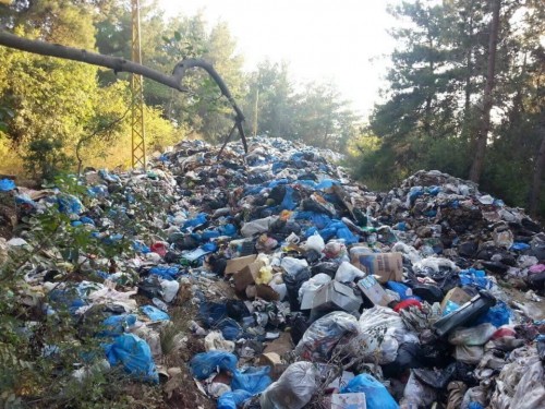 Piles of trash have become a common sight throughout Lebanon. Source: Facebook/tol3etre7etkom 