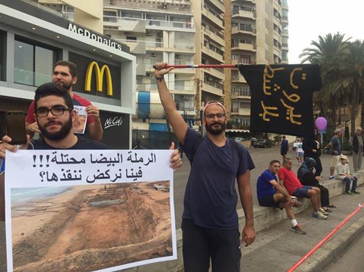 Activists Firas BouZeineddine and Whard Sleiman holding placards at Sunday's Beirut Marathon | Source: Facebook/FirasBouZeineddine