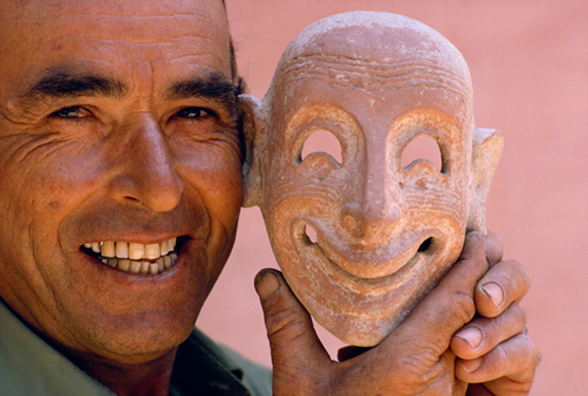 A modern man imitates an ancient Phoenician mask | Source: NationalGeographic/WinfiledParks